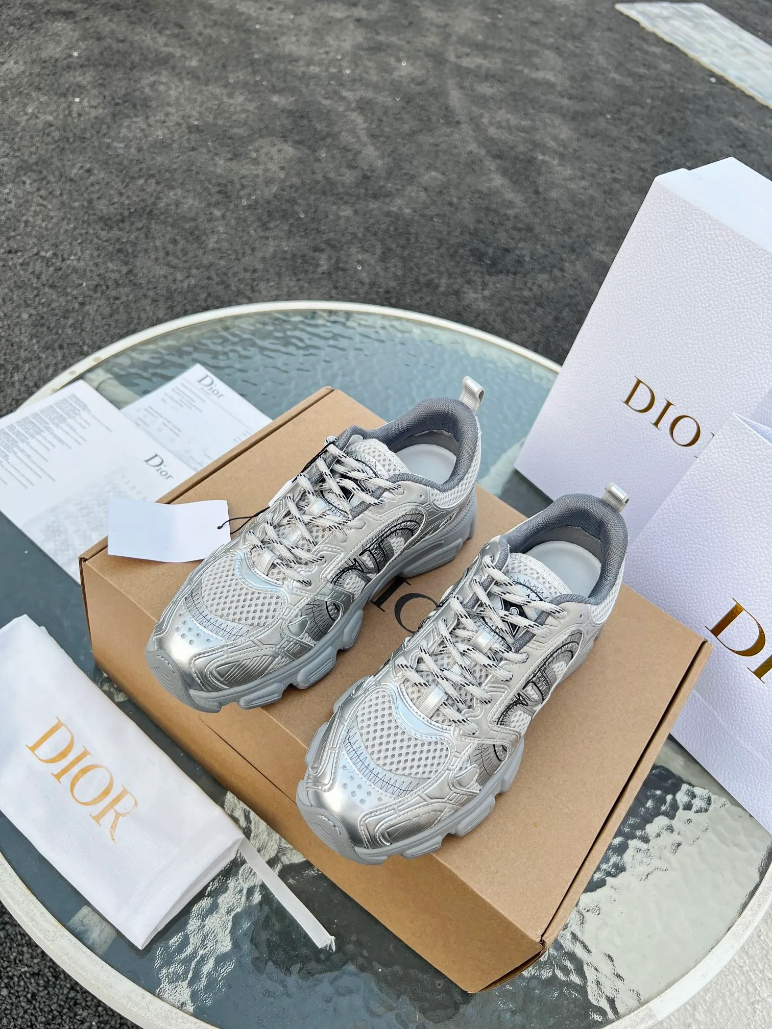 👟👟Ex-factory price 600👟👟 High version couple model🍸 Dior Dior | 2024 ˢˢDilraba, many stars have the same style. L’s 2024 spring and summer new products. The latest popular Chrono series, thick-soled mesh color-blocking running shoes, dad shoes, casual sports shoes series〰 Original purchase, development and production👍🏻This Dior Chrono sneaker is made of white and black mesh fabric with leather effect panels. The CD logo on both sides, the star patch on the tongue and the Dior logo on the heel, many details highlight the style. The two-tone laces, lightweight sole and star embellishment allow for a casual look all year round, complementing a variety of casual or elegant pieces. ♺Upper: Original imported first-layer cowhide + mesh ♺Inner lining: Original customized breathable lining ♺Outsole: Original molded EVA super light and super soft outsole ♺Heel height: 4.5cm ♺Size: Female 35-41 Male 39-45 (Female 40.41 Male 45 customized)